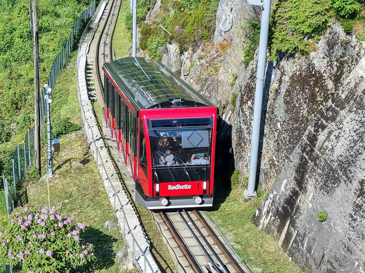Zug  Rødhette  der Fløibanen Bergen (Norwegen) auf Bergfahrt kurz vor Erreichen der Zielstation Fløyen, 16.06.2023.