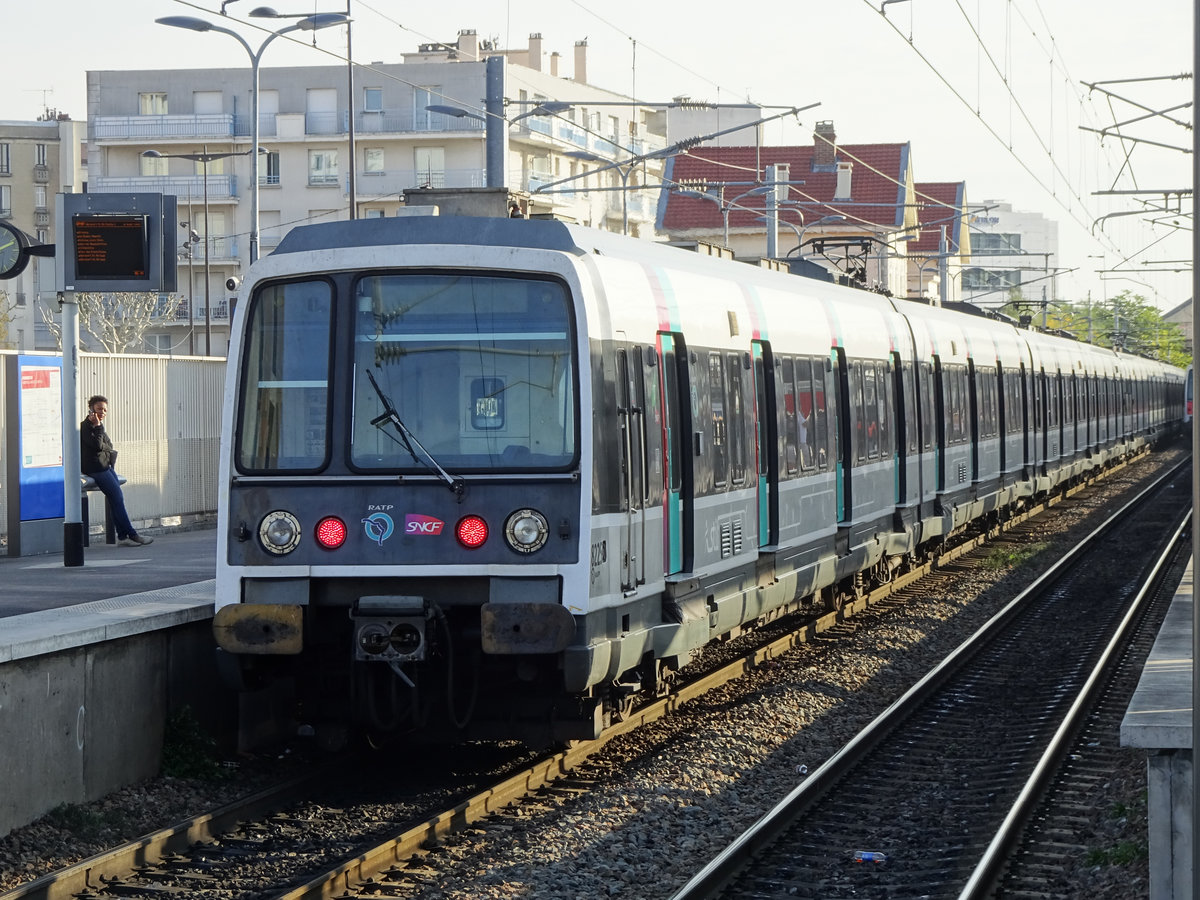 Zug der RER Linie B in Richtung Aeroport CGD / Mitry-Claye in Le Bourget, 15.10.2018.