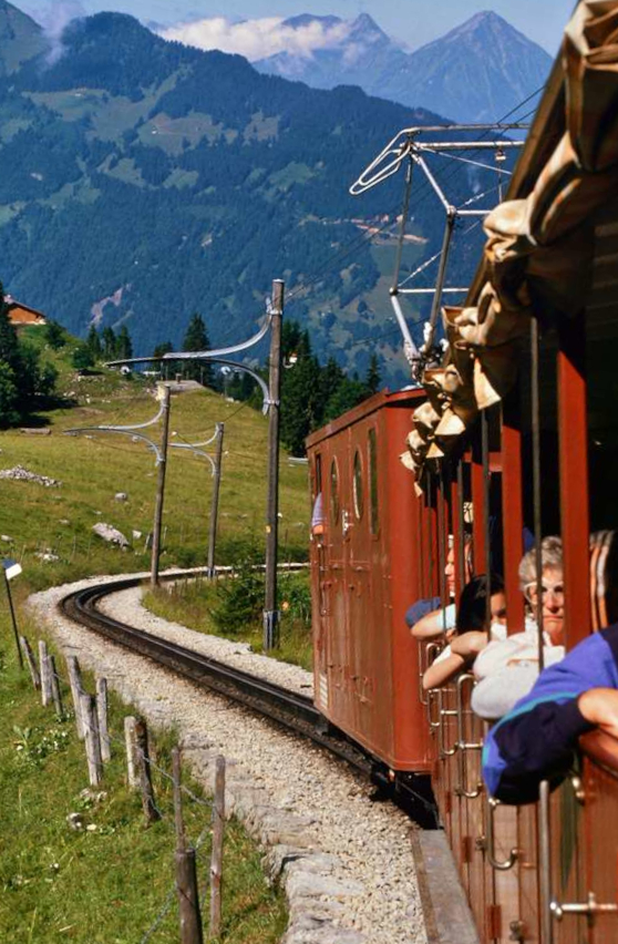 Zug der Schweizer Schynige Platte Bahn mit einer Zahnradlok der Baureihe He 2/2 (Datum unbekannt) 