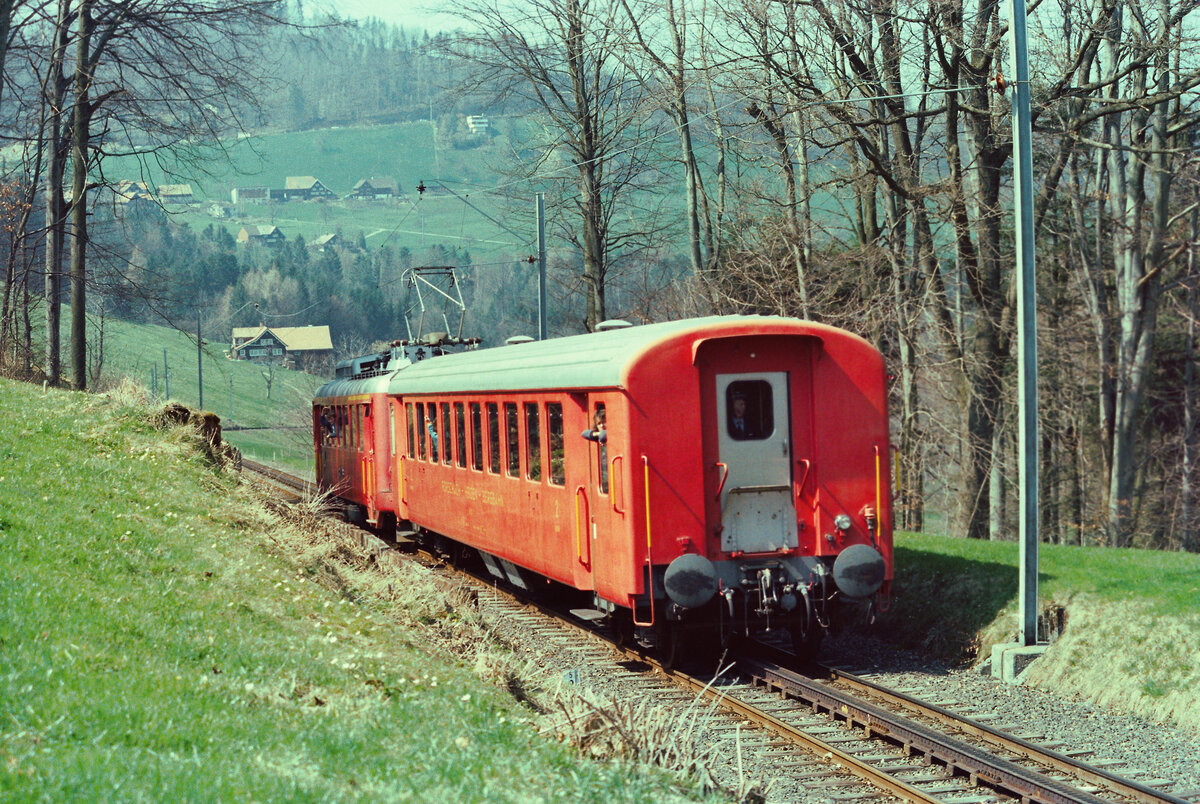 Zug der Schweizer Zahnradbahn Rorschach-Heiden (frühere Privatbahn RHB): Fahrt zum Bergbahnhof Heiden (20.04.1984)