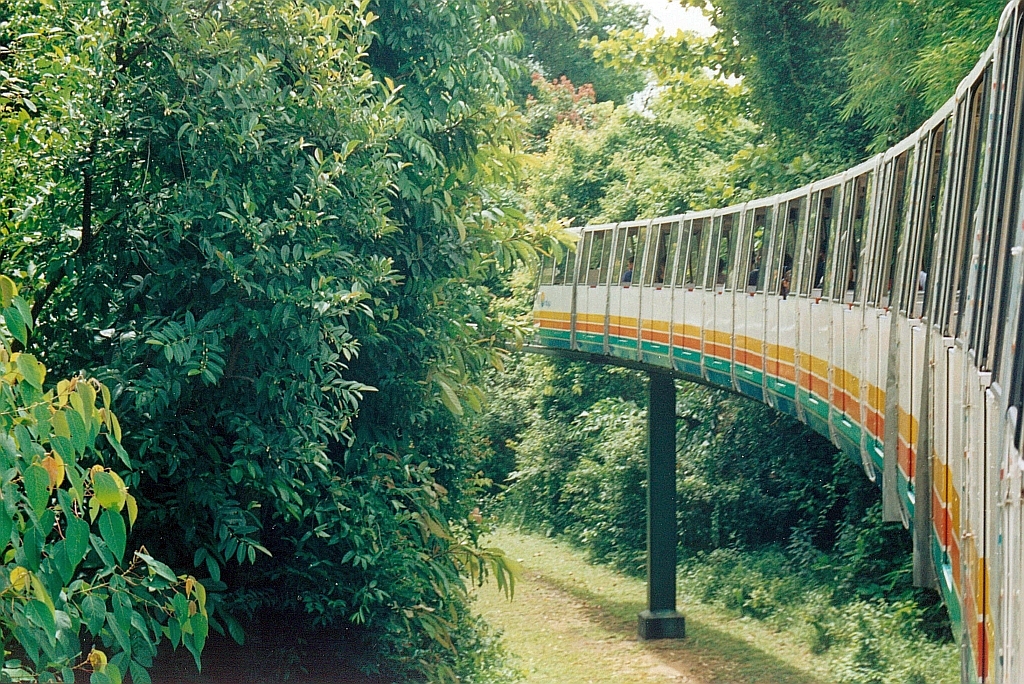 Zug der SDC Sentosa Monorail am 08.Mai 2002 zwischen der Central Beach Station 5 und der Ficus Station 6. (Fotoscan)