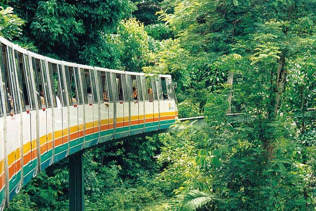 Zug der SDC Sentosa Monorail am 08.Mai 2002 zwischen der Central Beach Station 5 und der Ficus Station 6. (Fotoscan)