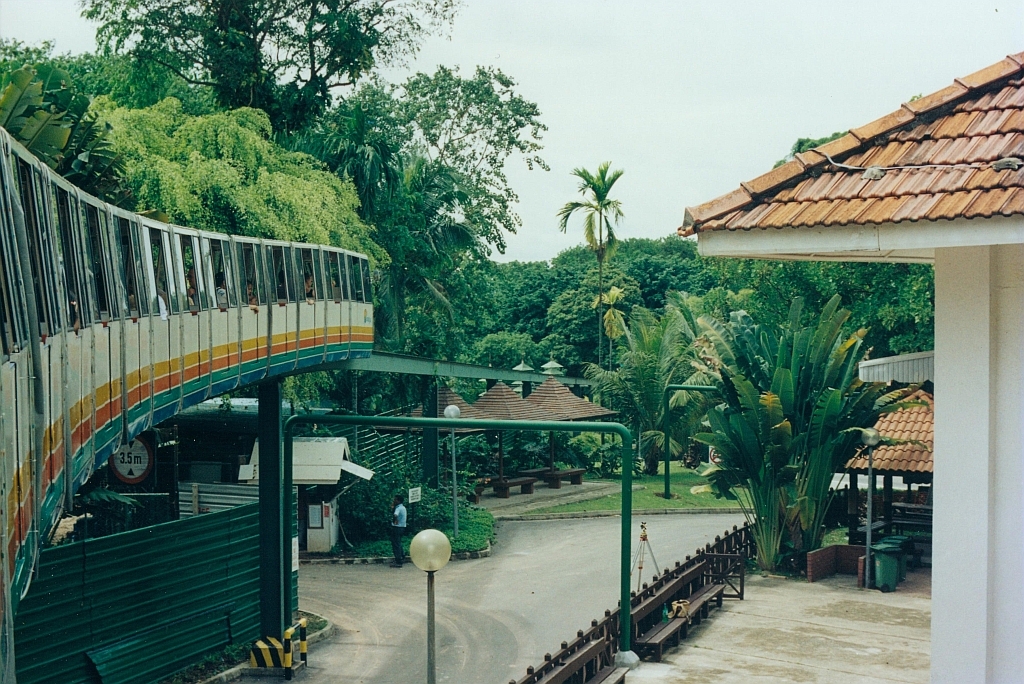 Zug der SDC Sentosa Monorail am 08.Mai 2002 zwischen der Central Beach Station 5 und der Ficus Station 6. (Fotoscan)
