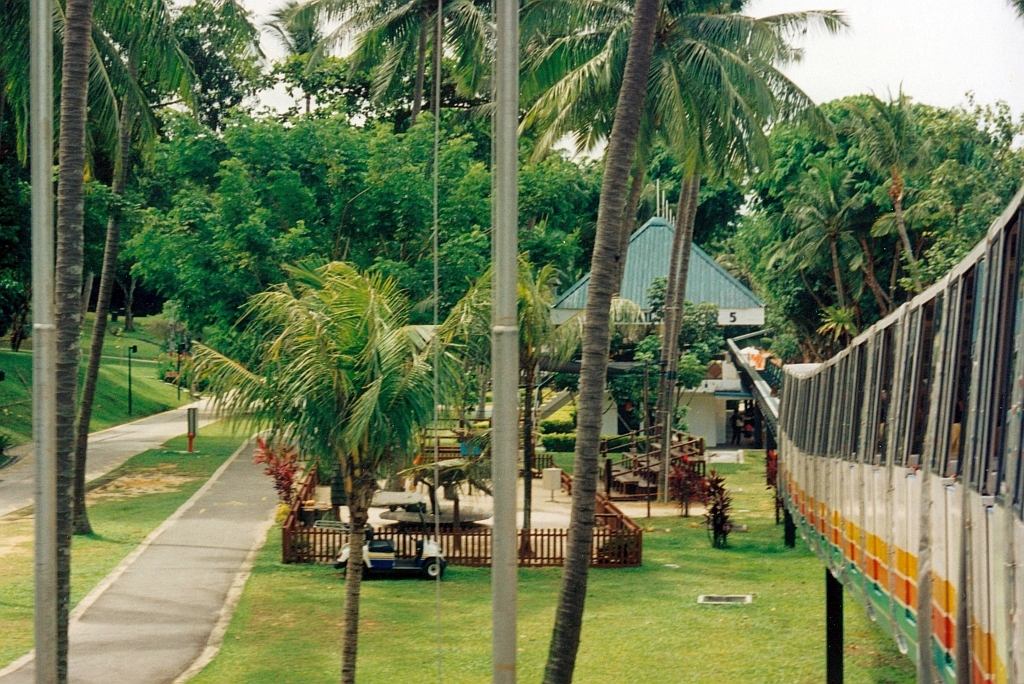 Zug der SDC Sentosa Monorail nähert sich am 08.Mai 2002 der Central Beach Station 5. (Fotoscan)