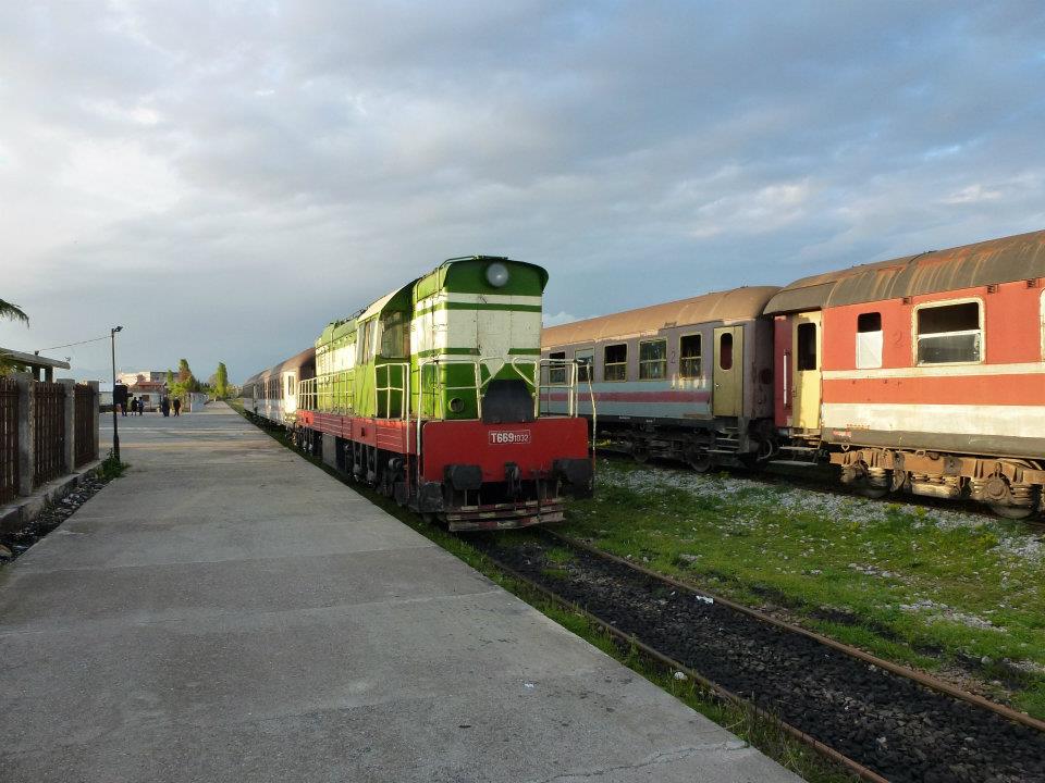 Zug in Shkodër bereit für den morgendlichen Zug nach Durrës