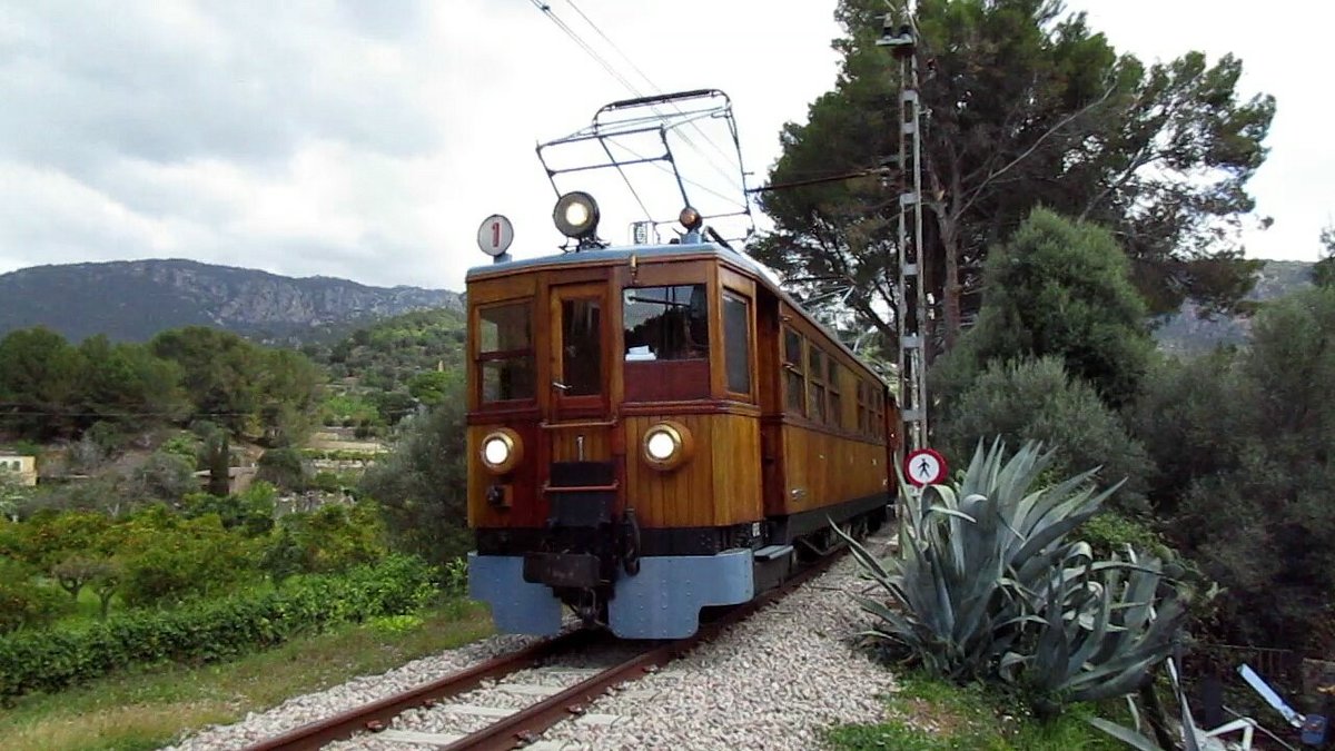 Zug Soller - Palma de Mallorca kurz vor der Einfahrt in den Bahnhof Bunyola am 21.03.2019.
