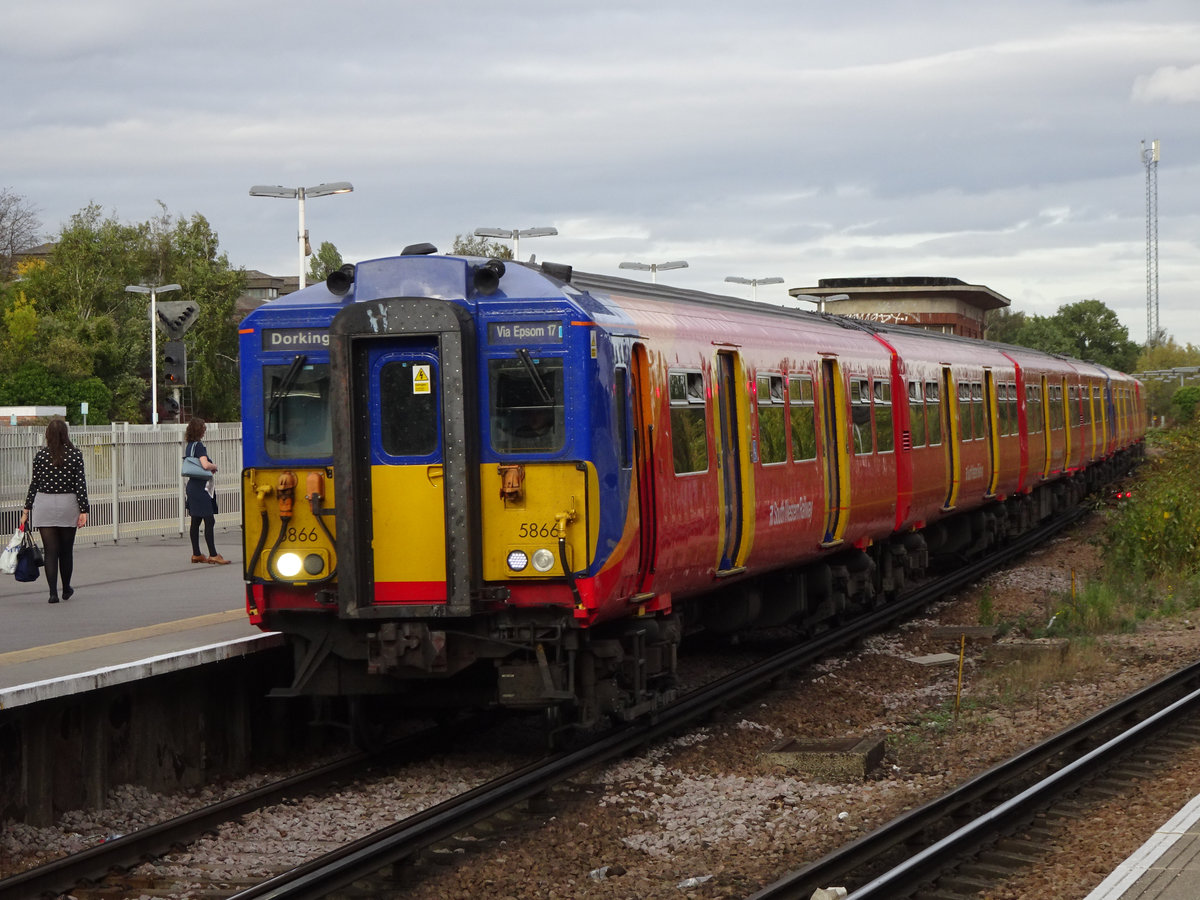 Zug der South Western Railway nach Dorking in Wimbledon, 12.10.2018.