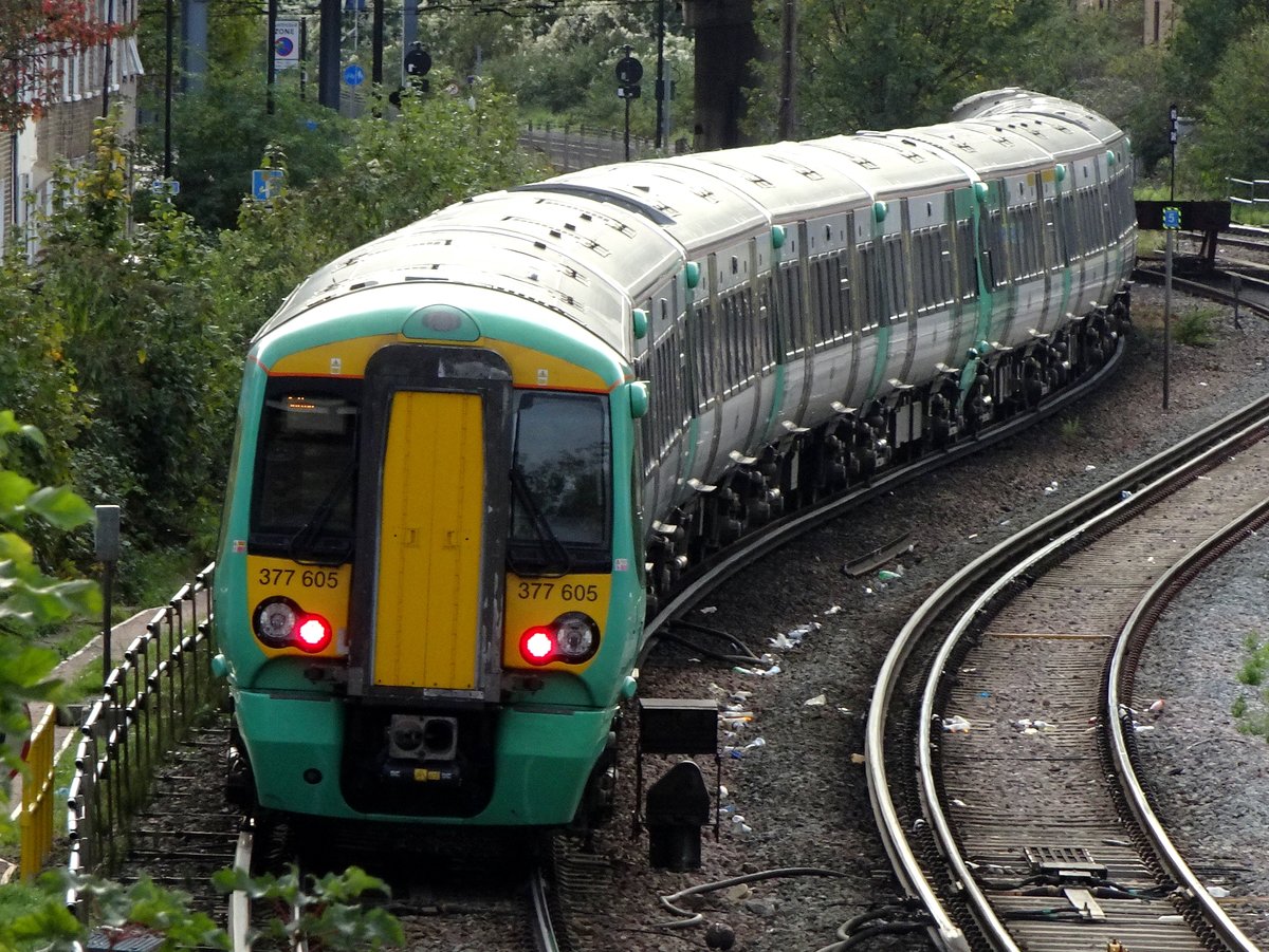 Zug der Southern Railway verlässt West Croydon Richtung Süden, 12.10.2018.
