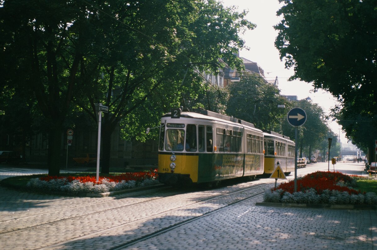 Zug der Stra�enbahnlinie 2 in Stuttgart- Bad Cannstatt. Welch ein R�ckschritt ist im Vergleich hierzu das Cannstatt unserer Zeit! Datum unbekannt (1988?)
