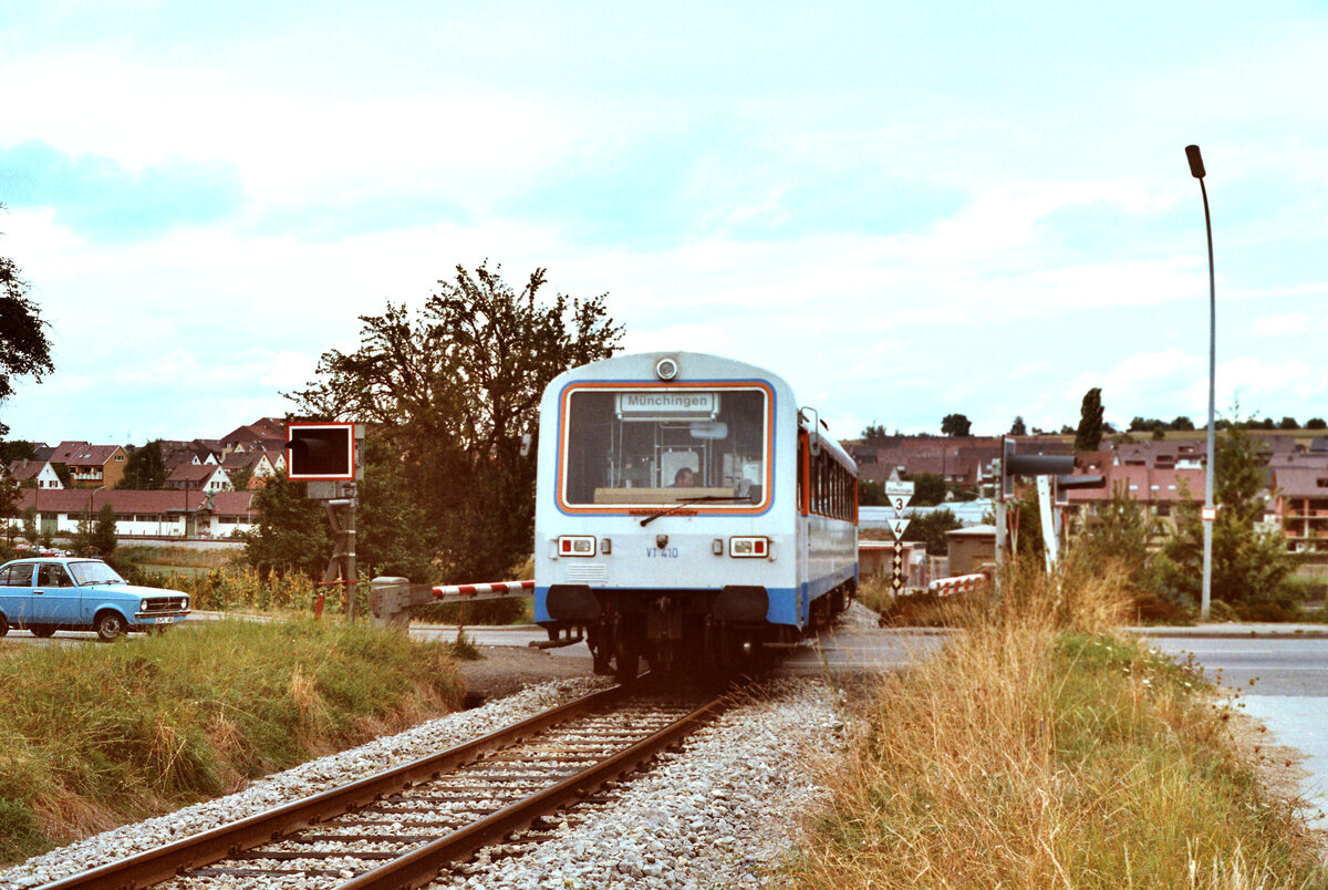 Zug der Strohgäubahn Korntal-Weissach mit neuen Wagen der Baureihe NE 81 aus der ersten Serie (Foto von 1983)