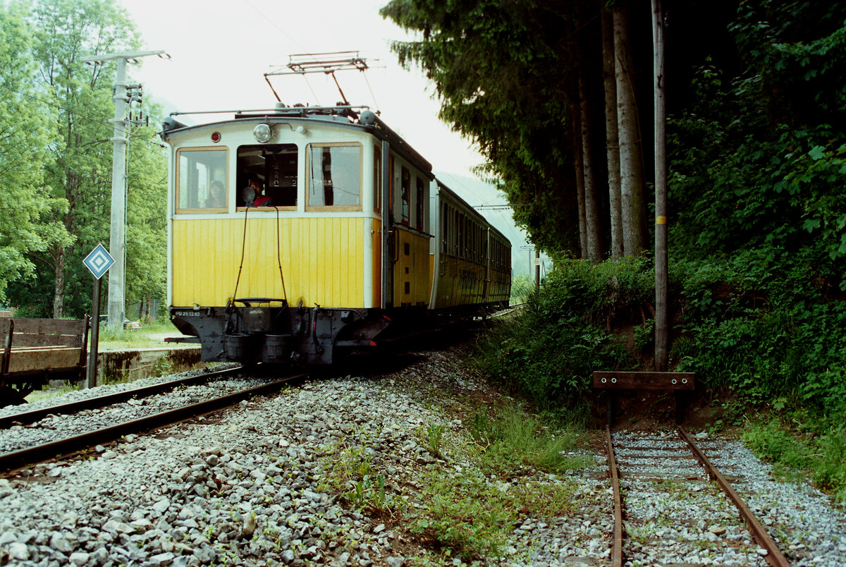 Zug der Wendelsteinahn mit zwei Vorstellwagen in Abteilbauweise im Sommer 1984