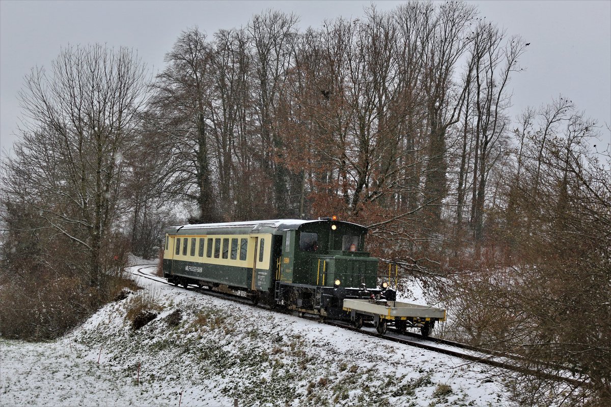 Zug  Wolfhuuser-Bahn : ABt 50 48 39-35 154-2 ex SOB und DSF Tm 2/2 II Nr. 111 ex AVO mit einem kleinem Gepäckwaggon am Zugschluss, anlässlich der Zubringerfahrten an den Weihnachtsmarkt im Ritterhaus Bubikon, zwischen Bubikon und Wolfhausen. Die Strecke war Teil des Schienennetzes der ehemaligen Uerikon-Bauma-Bahn, die heute nur für Draisinenfahrten oder sonst für Extrafahrten, eingesetzt werden. Sonntag, 10. Dezember 2017