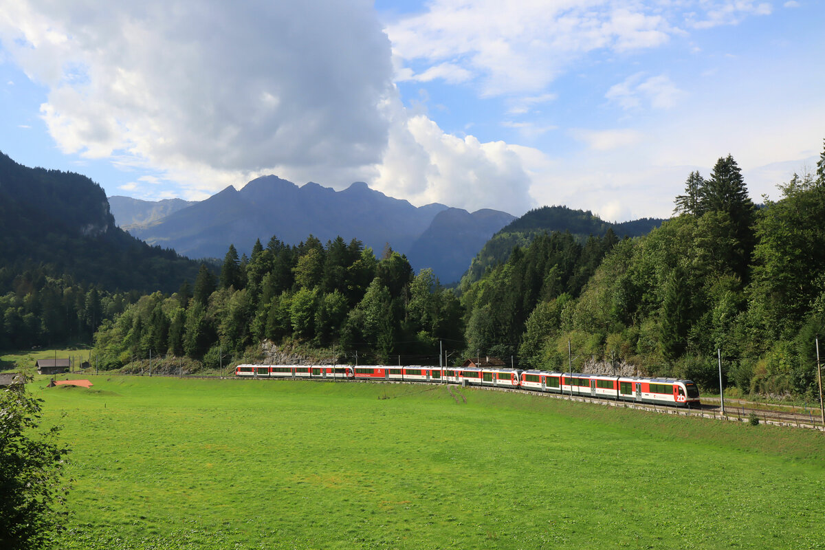 Zug der Zentralbahn Luzern - Interlaken. Zusammensetzung: 160 002 + Speisewagen 150 303 + die Hälfte des  Adler -Zugs 150 203 + 161 011. Warten auf einen Gegenzug in der Kreuzungsstation Käppeli. 6.September 2022 