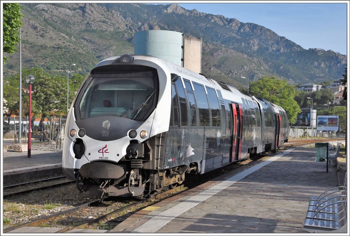 Zug1 mit AMG809 aus Bastia erreicht Corte mit einer fehlenden Schürze. (24.05.2017)
