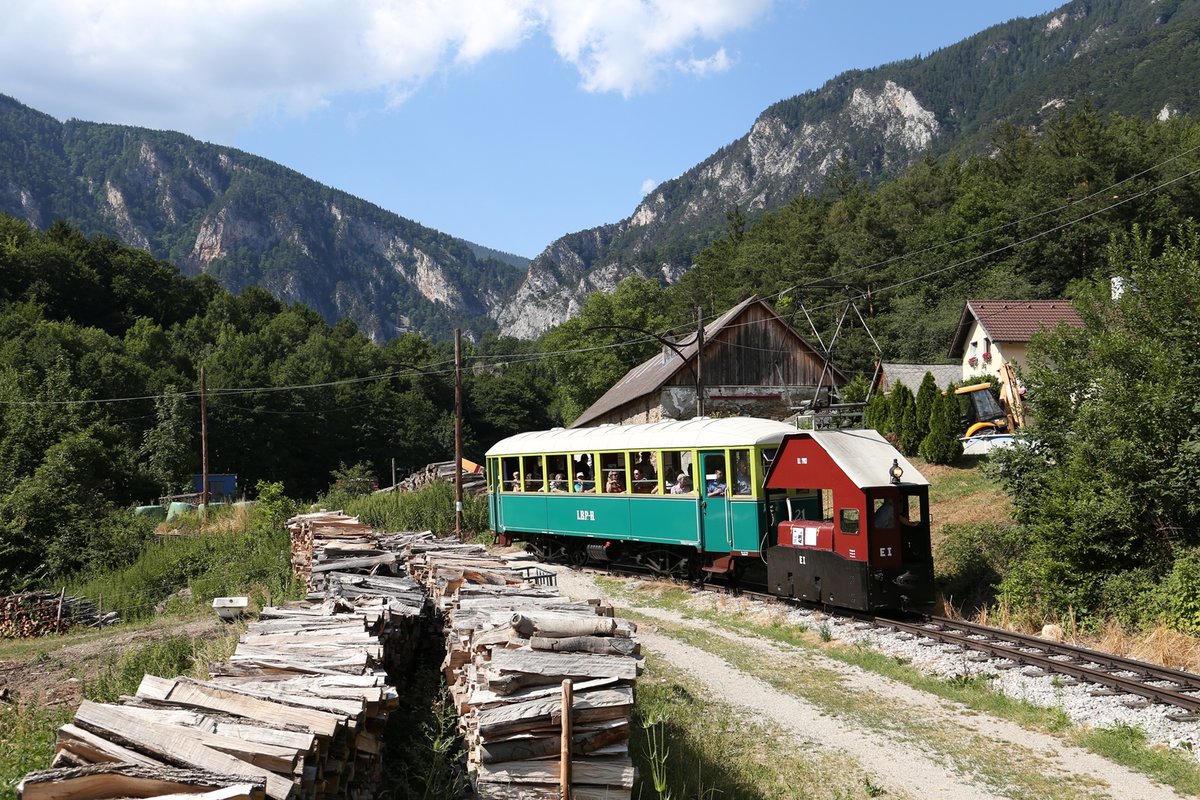 Zug6 befindet sich mit E-1 in romantischer Umgebung bei Payerbach am 8.7.17