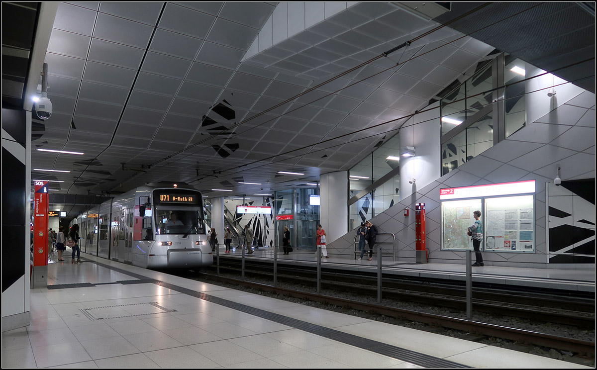 Zugänge zur Bahnsteigmitte -

In der Station Pempelforter Straße führen von zwei Seiten her die Zugänge im Gegensatz zu den anderen Station zur Bahnsteigmitte.

Düsseldorf, Wehrhahnlinie, 14.08.2018 (M)