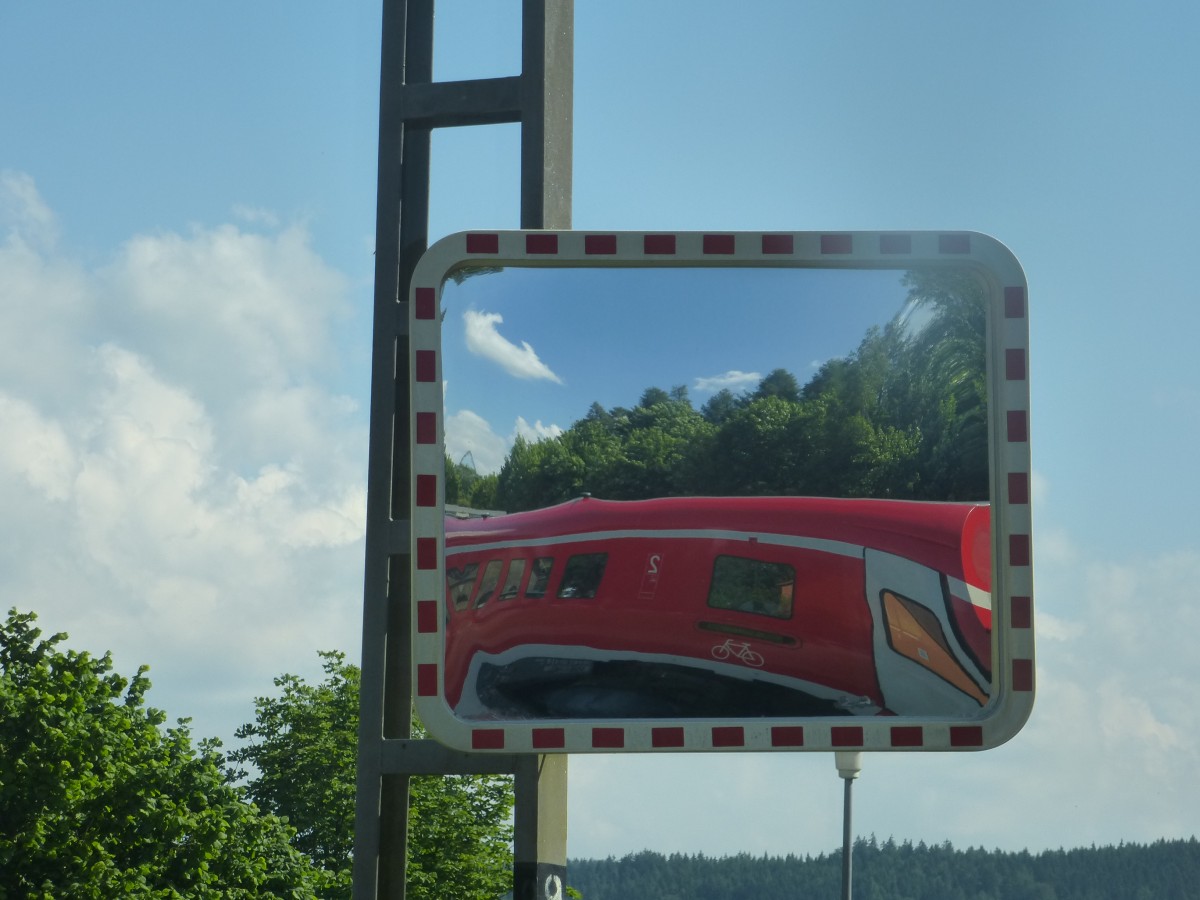 Zugakrobarit in Marktschorgast - Bei einem kurzen Zwischenstopp konnte der VT 612 aus Zug heraus fotografiert werden - 18.06.2014.
