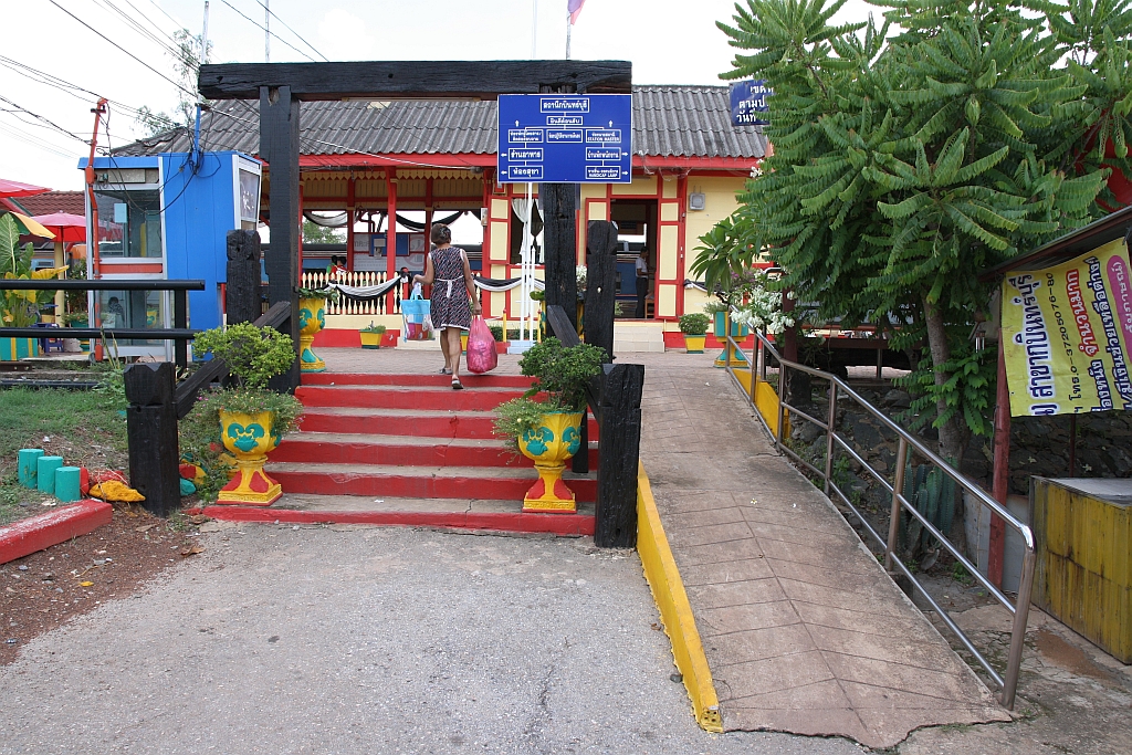 Zugang zur Kabin Buri Station mit der als  handicap lamp  bezeichneten Behindertenrampe. Bild vom 14.Mai 2017.
