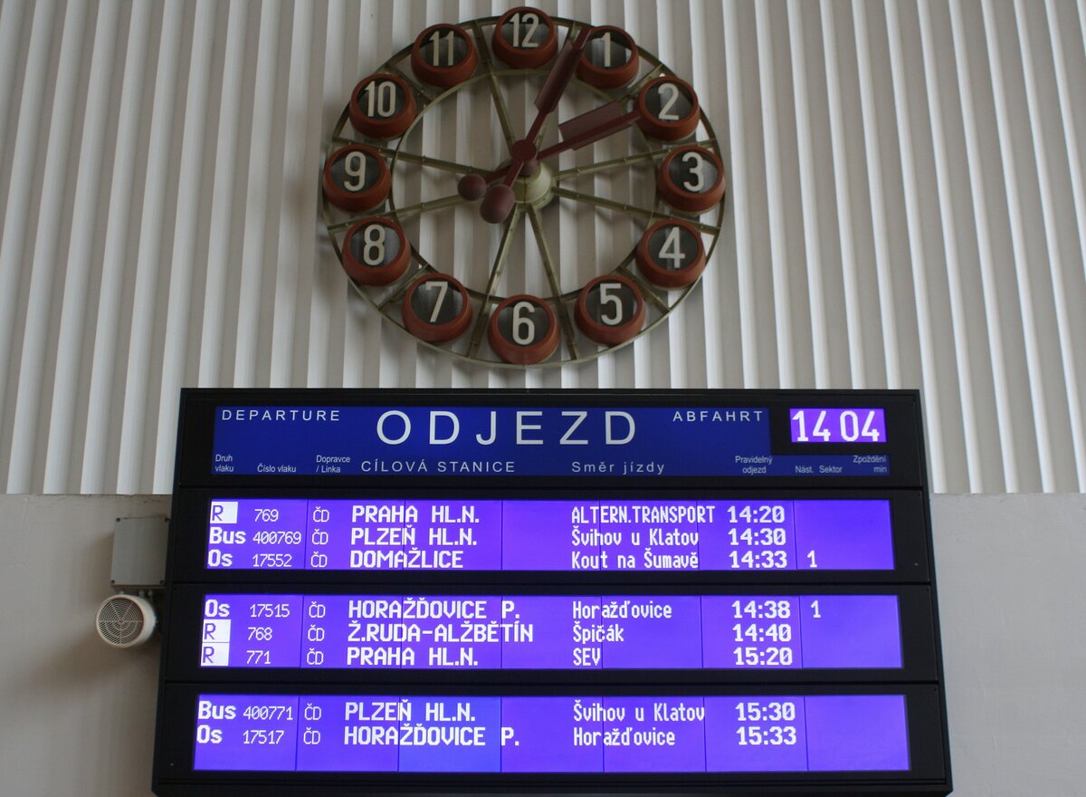 Zuganzeige im Bahnhof Klatovy (EG) | Oktober 2023