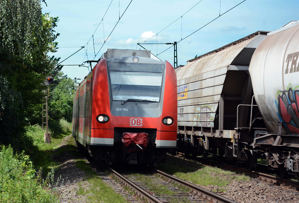 Zugbegegnung - 425 554 RE8 und Güterzug in Bonn-Beuel - 07.07.2014