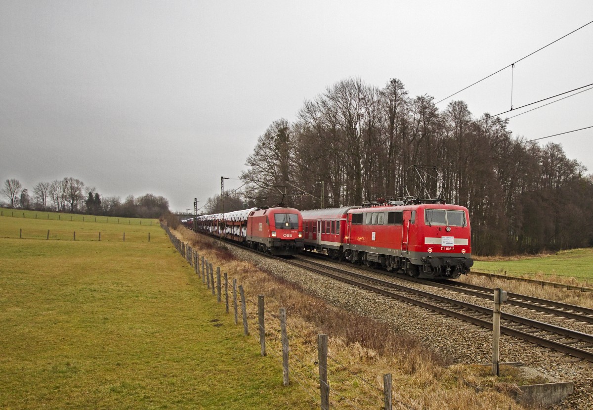 Zugbegegnung am 14.01.2014 beim Bahnübergang Vogl. 111.005 schiebt eine Meridian-Ersatzleistung in Richtung München nach, während ein ÖBB-Taurus mit einen Autozug Richtung Süden unterwegs ist.