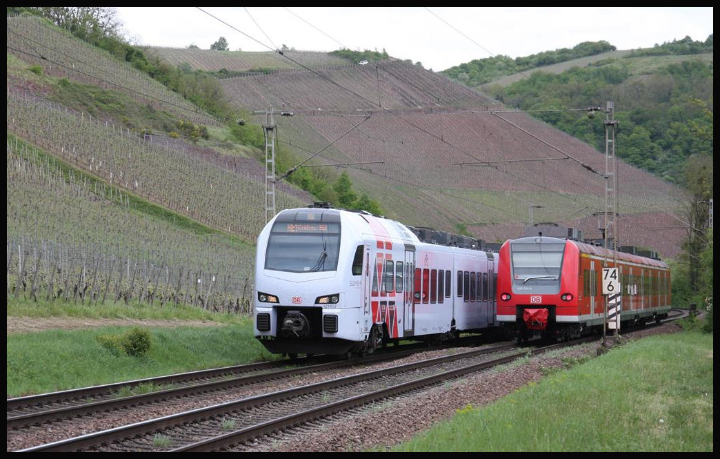 Zugbegegnung an den Weinbergen in Kanzem am 28.4.2018 um 13.15 Uhr: 429602 ist in Richtung Trier und 425133 ist in Richtung Saarbrücken unterwegs.