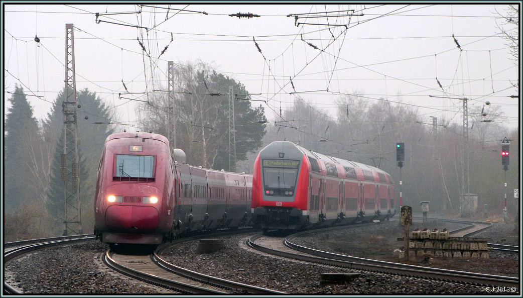 Zugbegegnung auf der KBS 480 bei Eschweiler (Rhl). Der Thalys trifft auf den RE1.
Bildlich festgehalten im April 2013.