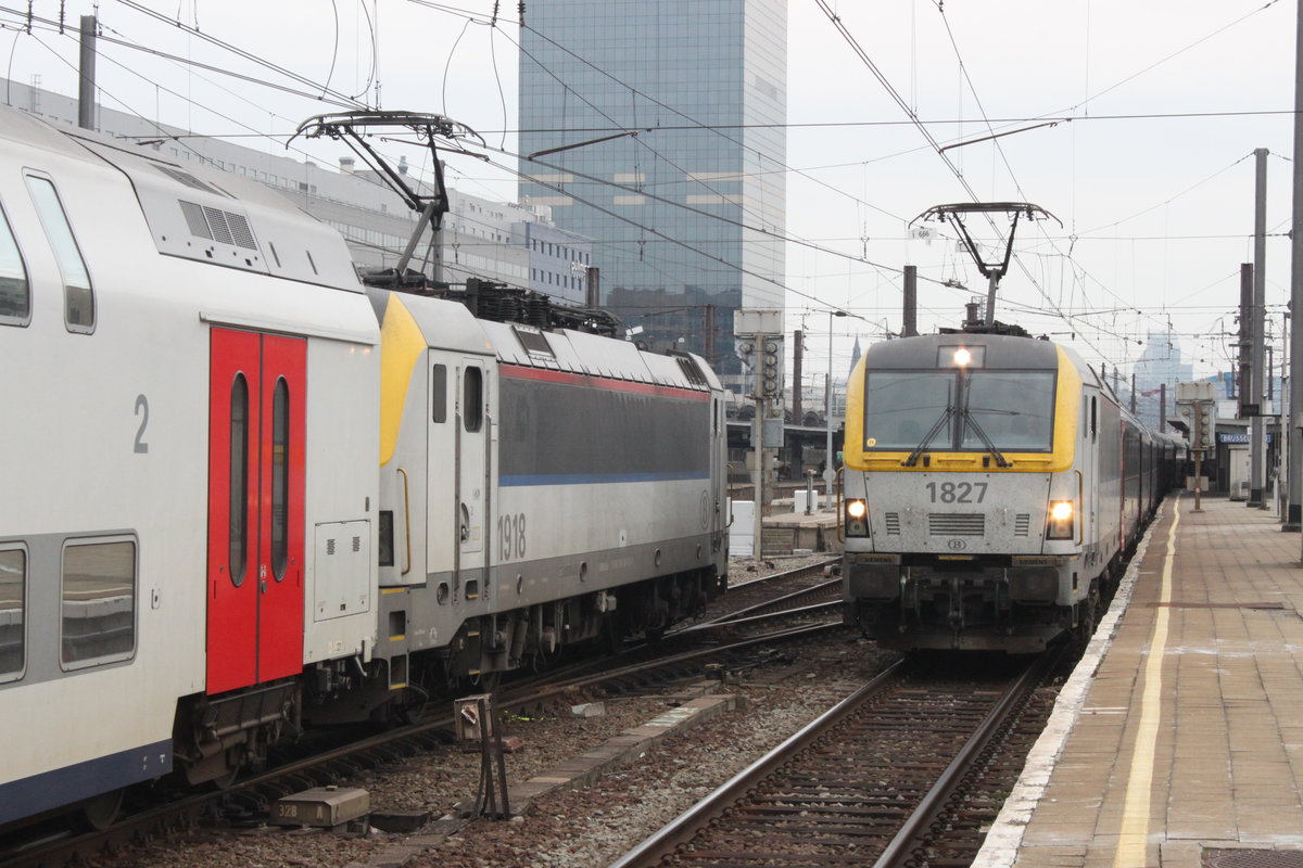 Zugbegegnung im Bahnhof Brüssel Midi am 19.08.2016. Während an Gleis 15 IC 532 nach Oostende wartet (rechts), fährt an Gleis 14 (links) IC 1509 nach Blankenberge ein. Beide Züge sind mit einer Maschine des Typs ES 2007 bespannt.
