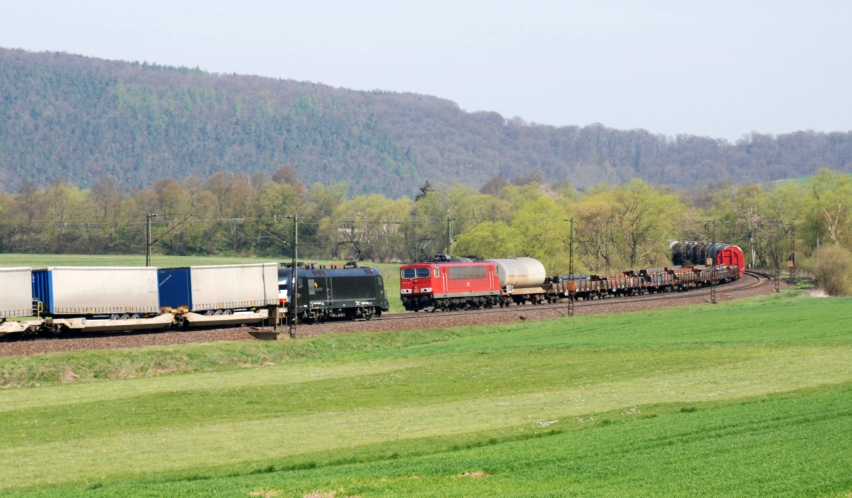 Zugbegegnung bei Haunetal-Neukirchen am 24.4.2010.