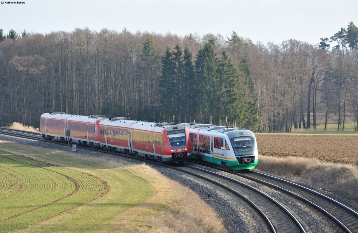 Zugbegegnung I: 612 092 als RE 3696 von Regensburg Hbf nach Hof Hbf und VBG 74265 nach Schwandorf bei Oberteich, 25.02.2014