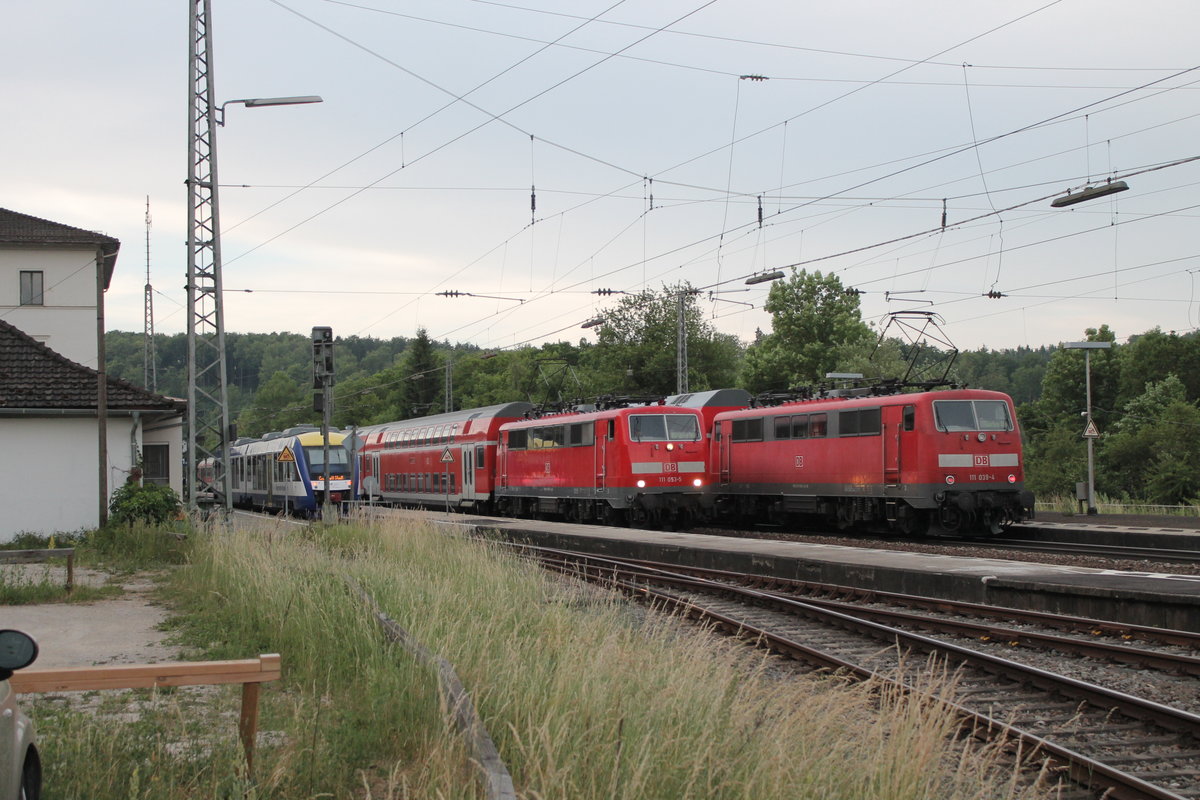 Zugbegegnung im Morgengrauen. Um 6.00 Uhr früh am 16.Juni 2017 begegnen sich in Eichstätt Bahnhof die Regionalbahn von Eichstätt Stadt (links) und die beiden Regionalexpress von München (mitte) bzw. von Nürnberg (rechts). Beide 111 haben noch die alten Scheerenstromabnehmern DBS 54a.  
