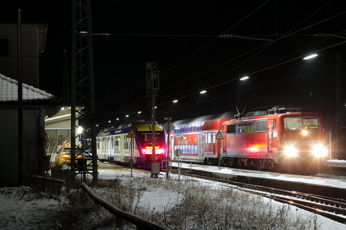 Zugbegegnung um 06.00 Uhr früh am 18.12.2017. In Eichstätt Bahnhof begegnen sich der RE mit 111 017 nach Nürnberg und die Regionalbahn nach Eichstätt Stadt. Bald ist dieses Geschehen Geschichte, da die 111 von Triebwagen abgelöst werden.
