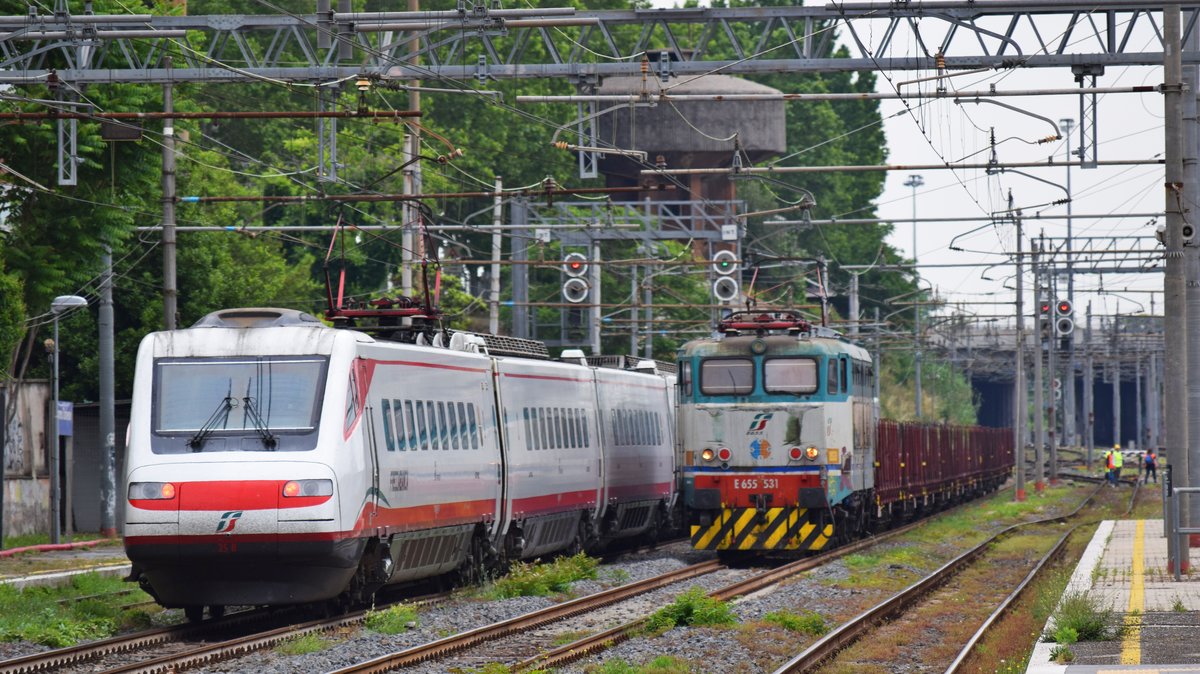 Zugbegegnung zwischen der 91-83-2655-531-8 und einem Frecciablanca-Pendolino am 21.05.2018 in Bahnhof Roma Ostiense.