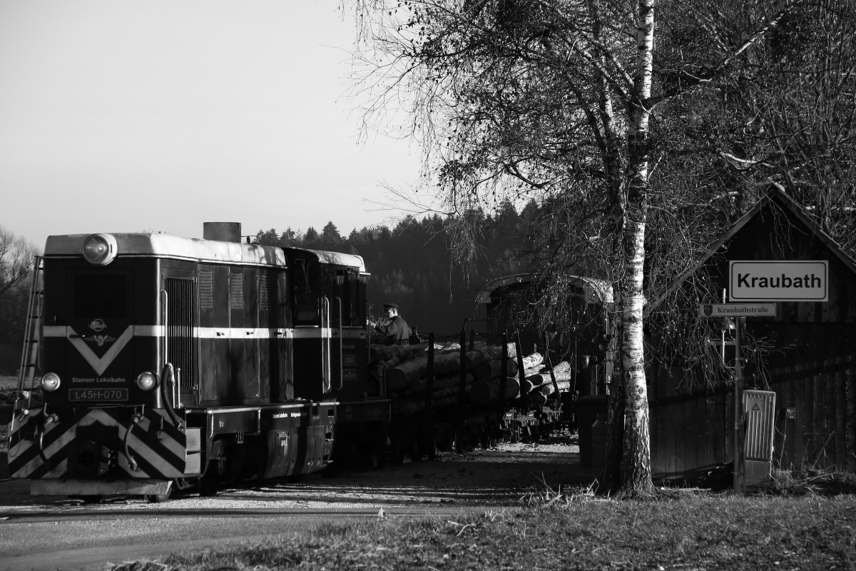 Zugbegegnungen auf der Stainzer Lokalbahn waren bis vor einem Jahr doch eher ein  TABU  . Bereits zum wiederholten male dient der Bahnhof Kraubath als Kreuzungspunkt mit dem zumeist Planmäßig verkehrenden  Flascherlzug  .
Am 5.12.2015 wartet L45H070 mit Ihrem Holzzug auf den in kürze vor der Trapetztafel erwarteten Nikolaussonderzug. 