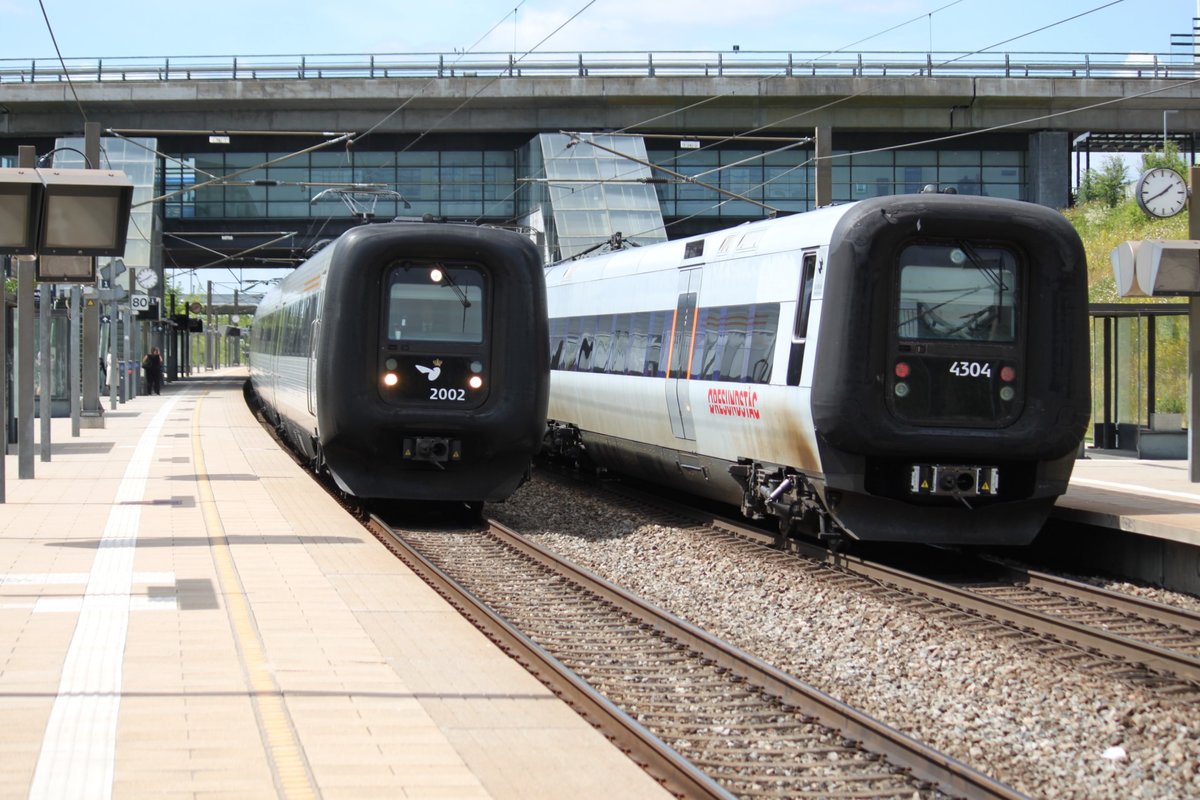 Zugbegenung am 05.07.2017 im Bahnhof Örestad. Eine IR4-Garnitur ist auf dem Weg richtung Kopenhagen Flufgafen (links), währen ein Öresundzug auf dem Weg nach Kopenhagen Haubtbahnhof ist (rechts).