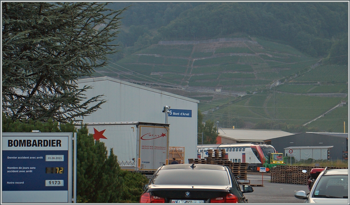 Zugegeben, das Motiv ist etwas verdeckt, aber irgendeinmal muss man ja beginnen den neuen SBB RABe 502 zu fotogarfieren. 
Ein Blick ins Bombarier-Werk von Villeneuve vom öffentlich zugänglichen, offenen Eingang. 
12. August 2015