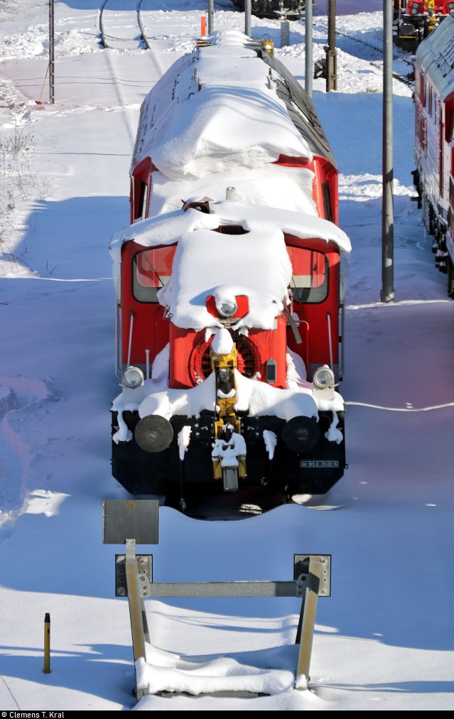 Zugeschneit...
Köf III abgestellt mit einer 232 im Bereich des Bw Halle G nach den - für mitteldeutsche Verhältnisse - außerordentlich großen Schneefällen und -verwehungen. Die Baureihe für die Kategoriezuweisung kann ich nur raten.
Aufgenommen von der Berliner Brücke.

🧰 DB Cargo
🕓 11.2.2021 | 11:26 Uhr