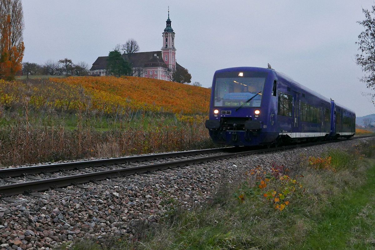Zugfarbenvielfalt unterhalb der Wallfahrtskirche Birnau (|) - Zwei Oberschwaben in Baden. VT 69 (650 359) und VT 64 (650 354) der Bodensee-Oberschwaben-Bahn befinden sich am 06.11.2020 als RB 75782 auf der Fahrt von Friedrichshafen nach Überlingen-Therme.
