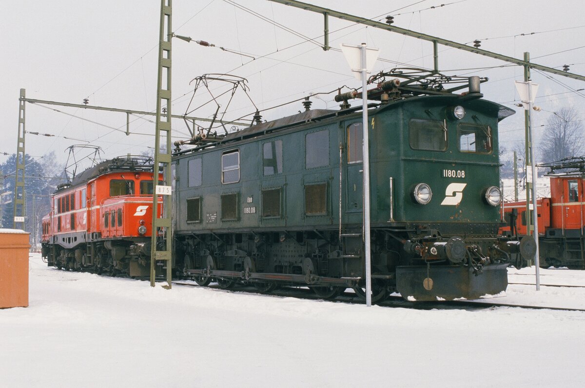 Zugf�rderung Bludenz: Stangen - E-Lok 1180.08 �BB und eine E-Lok der �BB-Baureihe 1020 (1985)