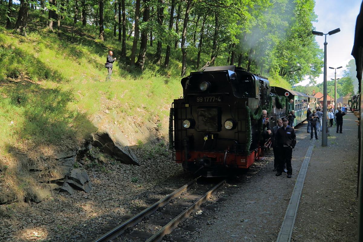 Zugkreuzung am 17.06.2017 in Seifersdorf. Nicht nur 99 1793 und 99 1734, welche hier P 6006 ziehen, aus welchem diese Aufnahme entstand, sondern auch 99 1777 war anläßlich der Eröffnungsfeier zur Wiederinbetriebnahme des Abschnittes Dippoldiswalde - Kurort Kipsdorf im Einsatz. Sie wartet hier mit P 6005 auf das Freiwerden der Strecke in Richtung Freital-Hainsberg, während unser Zug, nach kurzem Halt, weiter nach Kipsdorf dampft. Solche Begegnungen gibt es im Rahmen des Normalfahrplanes leider nicht, da dann immer nur ein Zug verkehrt. Zwei Züge kommen nur an ausgewählten Terminen zum Einsatz. Hierfür gibt es einen Sonderfahrplan, den man auf der Homepage der SDG einsehen kann.