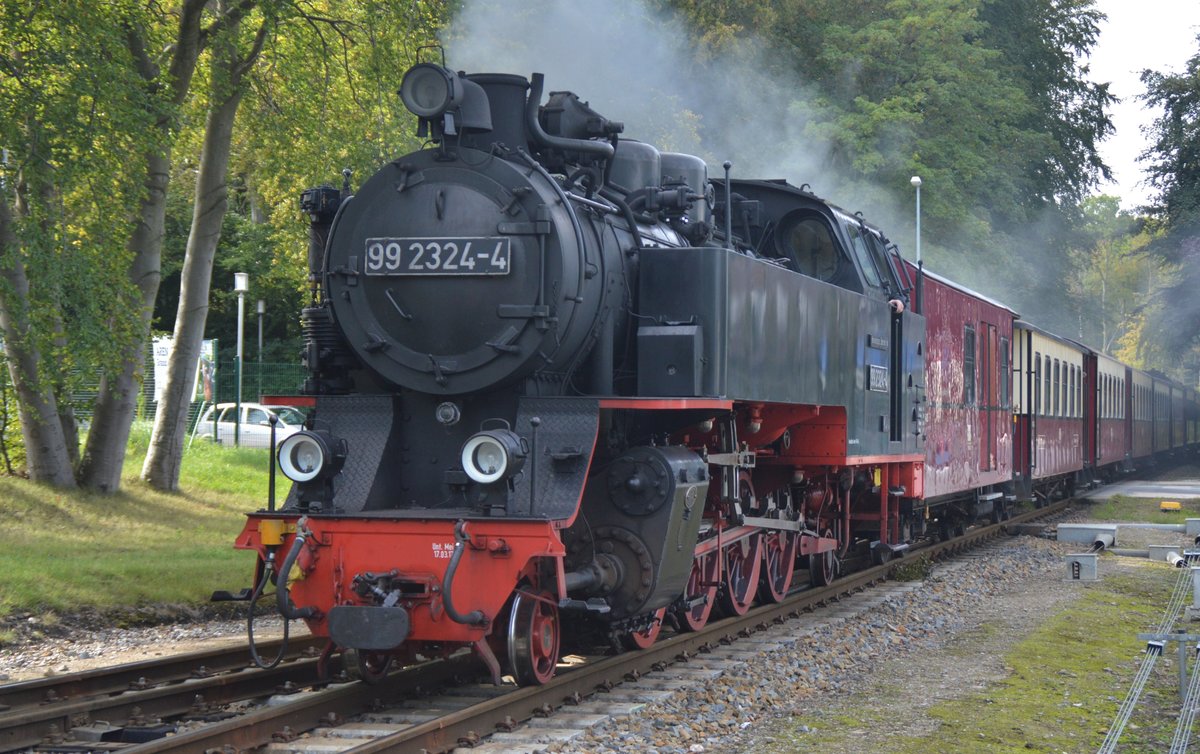 Zugkreuzung am 19.09.2019 in Heiligendamm mit 99 2324-4 der Mecklenburgische Bäderbahn Molli GmbH.