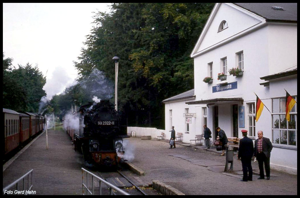 Zugkreuzung am 3.10.1991 gegen 8.40 Uhr im Bahnhof Heiligendamm. Vorn zu sehen ist 992322 mit ihrem P nach Bad Doberan.