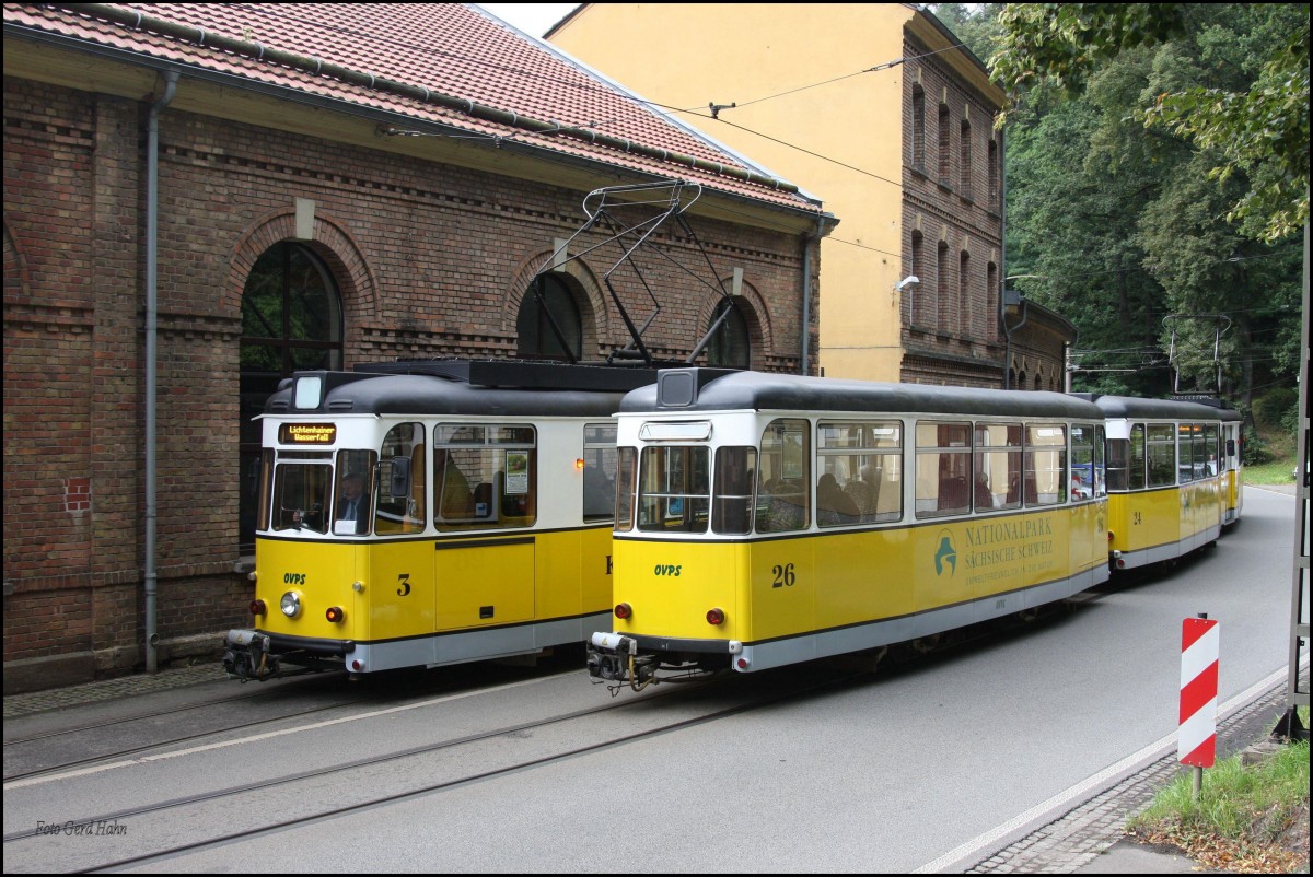 Zugkreuzung am Betriebshof im Kirnitzschtal. TW 3 ist in Richtung Lichtenhainer Wasserfall und TW 2 ist in Richtung Bad Schandau Kurpark am 24.09.2015 unterwegs.