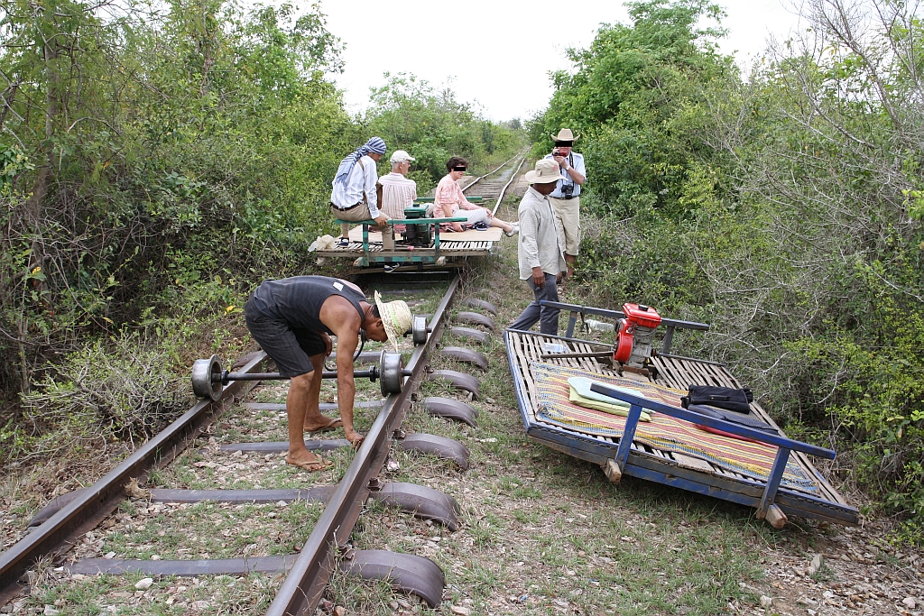 Zugkreuzung auf eingleisiger Strecke  Made by Bamboo Train . Bild (5/7) vom 23.März 2017.