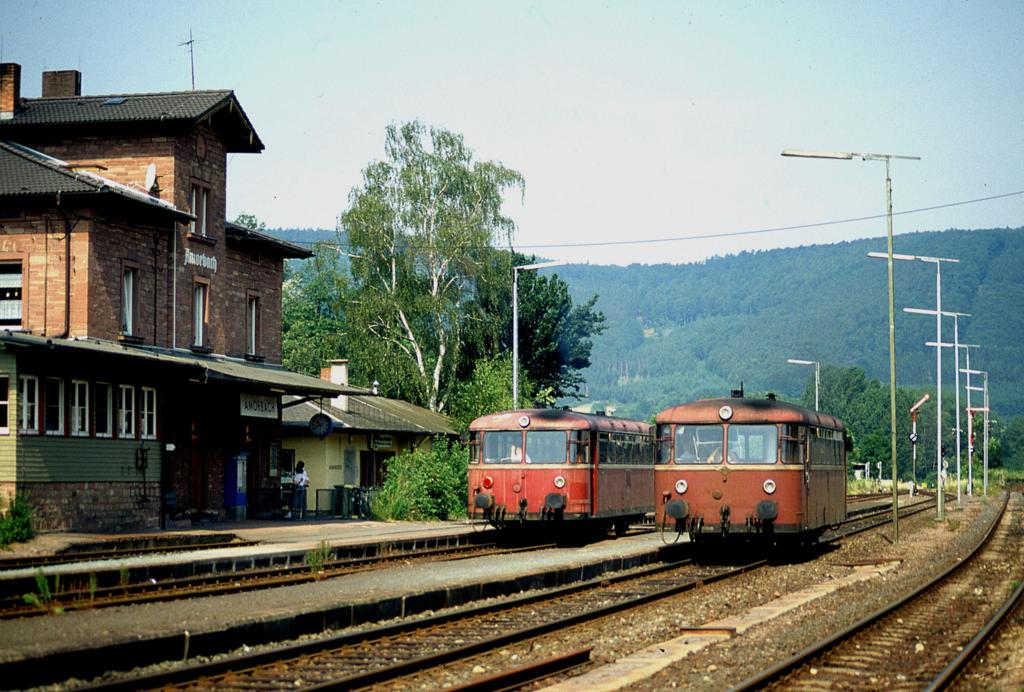 Zugkreuzung im Bahnhof Amorbach am 12.07.1991 um 10.40 Uhr:
Links Schienenbus 798797 nach Miltenberg und rechts Schienenbus 798623 nach Seckach.