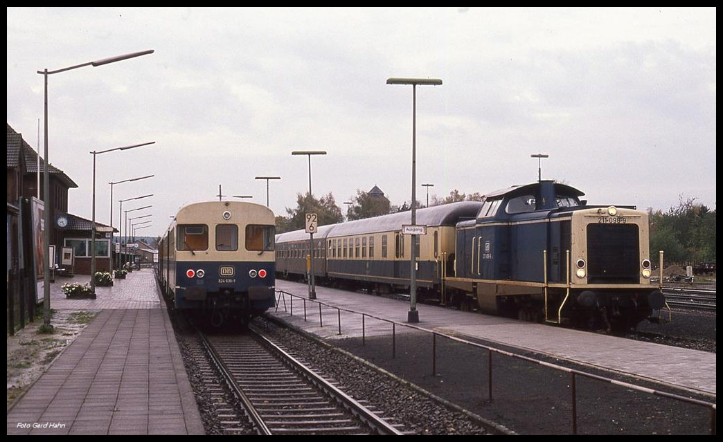 Zugkreuzung im Bahnhof Bramsche am 21.10.1989. Damals waren dort noch die DB Fahrzeuge der Reihen 624 / 634, 211 und 216 der tägliche Anblick und Standard. Um 8.26 Uhr war ein solcher VT in Richtung Osnabrück unterwegs. Auf dem zweiten Gleis steht abfahrbereit 211098 mit dem 8308 nach Delmenhorst. Heute wird der Zugverkehr im Personenzugbereich ausschließlich mit Triebwagen der Nordwestbahn abgewickelt.