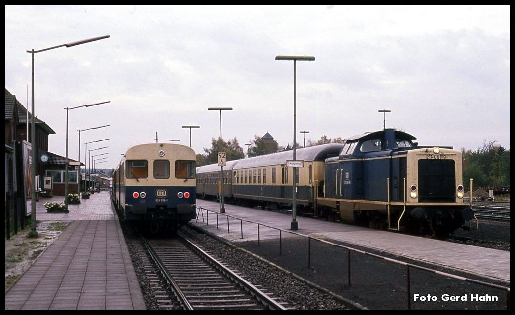 Zugkreuzung im Bahnhof Bramsche am 21.10.1989:
Links 624639 als Zug 8309 nach Osnabrück und
rechts 211098 mit Zug 8308 nach Delmenhorst.