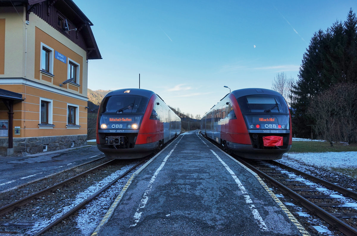 Zugkreuzung im Bahnhof Dellach im Gailtal.
RECHTS: 5022 029-0  St. Andrä/Lavanttal  als R 4816 auf der Fahrt von Kötschach-Mauthen nach Villach Hbf.
LINKS: 5022 021-7 als R 4827 auf der Fahrt von Villach Hbf nach Kötschach-Mauthen.
Aufgenommen am 8.12.2016.