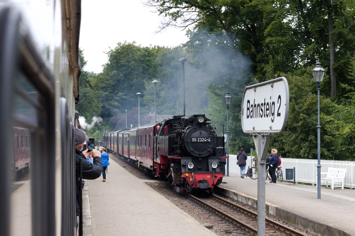 Zugkreuzung im Bahnhof Heiligendamm mit 99 2324 am 16.09.2021. 