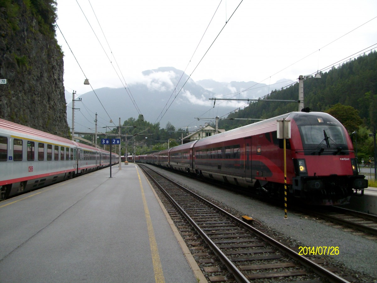 Zugkreuzung im Bahnhof Imst-Pitztal am 26.7.2014. Hier kreuzen sich gerade der rj 165 (Zürich HB - Budapest Keleti) vereint mit rj 565 (Bregenz - Wien Westbahnhof) und der IC 860 (Wien Westbahnhof - Bregenz).